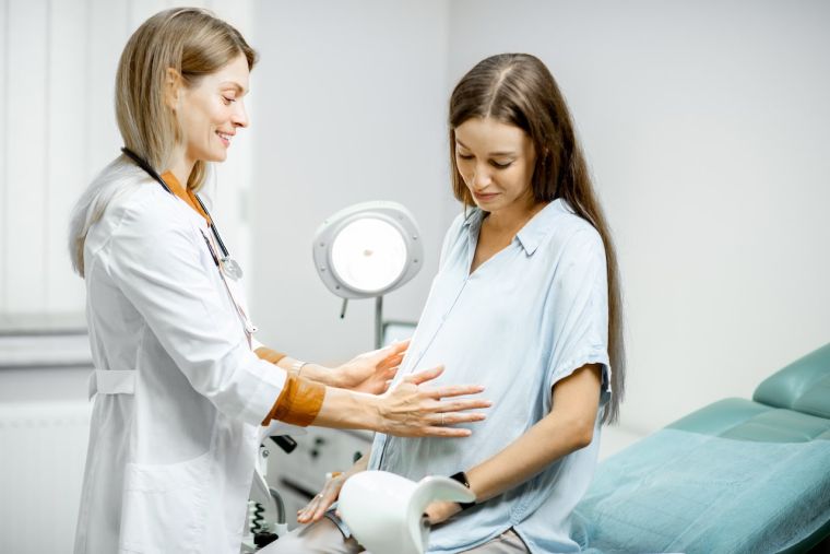 産婦人科で受診する女性